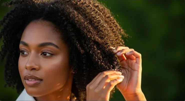 Cheveux afro bouclés nourris au beurre de karité brut TinaLuxe — définition et brillance naturelles